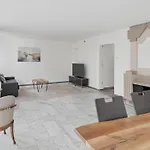 Amazing 2 Bedroom Flat: Specious And