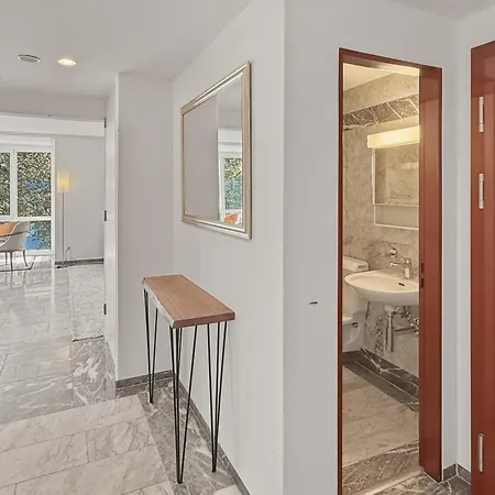 Amazing 2 Bedroom Flat: Specious And 아파트