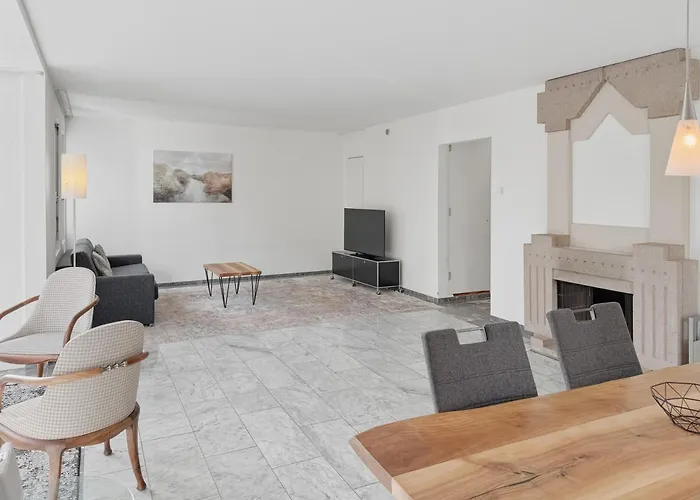 Amazing 2 Bedroom Flat: Specious And