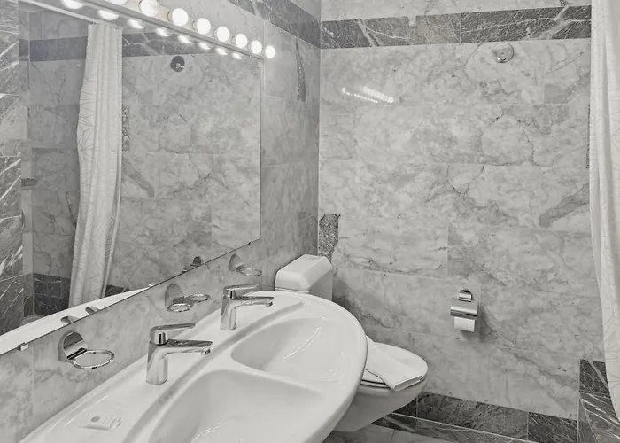 Amazing 2 Bedroom Flat: Specious And